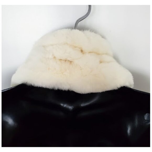 EUC Ivory Soft Fluffy Warm Faux Neck Scarf Wrap w Pom-Pom Accent Closure - Picture 2 of 6